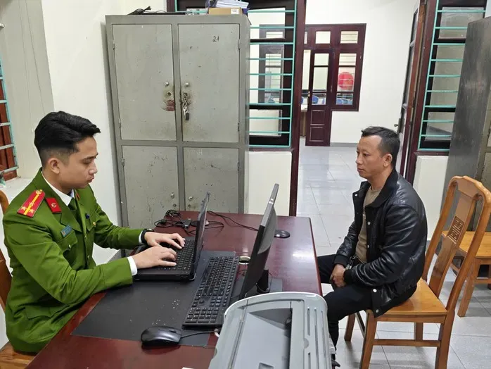 Khởi tố t&agrave;i xế g&acirc;y tai nạn khiến người phụ nữ thu gom r&aacute;c bị thương nặng rồi rời hiện trường- Ảnh 1.