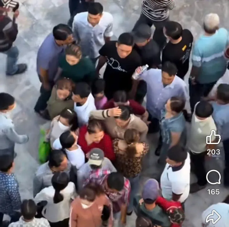 Nh&oacute;m người d&agrave;n cảnh giật d&acirc;y chuyền ở Li&ecirc;n Hoa Bảo Th&aacute;p (Cần Thơ) - Ảnh 1.