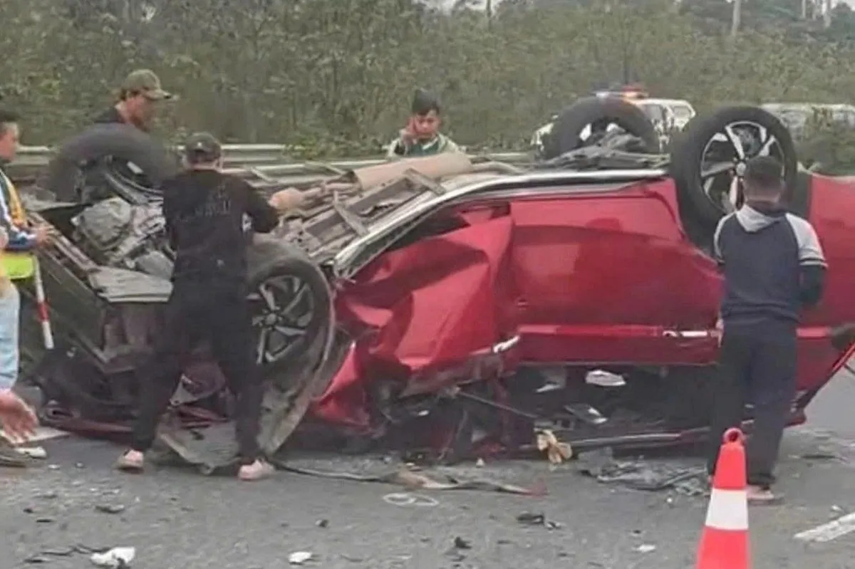 &Ocirc; t&ocirc; lật ngửa, biến dạng tr&ecirc;n cao tốc, t&agrave;i xế may mắn tho&aacute;t nạn  - Ảnh 1.