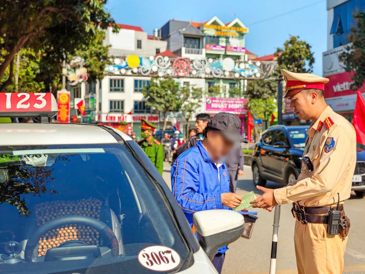 CSGT H&agrave; Nội chủ động phương &aacute;n bảo đảm trật tự, an to&agrave;n giao th&ocirc;ng phục vụ "Ng&agrave;y hội non s&ocirc;ng" - Ảnh 2.