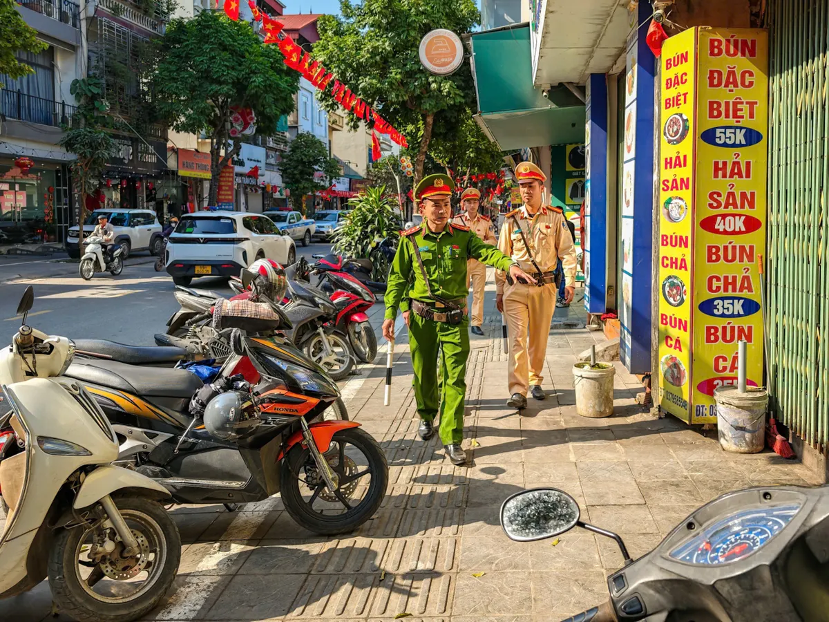 CSGT H&agrave; Nội chủ động phương &aacute;n bảo đảm trật tự, an to&agrave;n giao th&ocirc;ng phục vụ "Ng&agrave;y hội non s&ocirc;ng" - Ảnh 1.