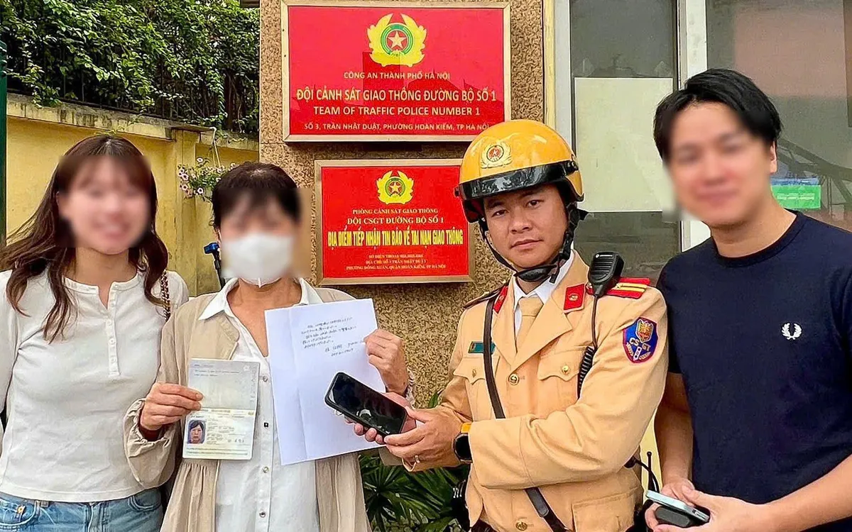 Du khách Nhật Bản nhận lại tài sản thất lạc từ các cán bộ CSGT.
