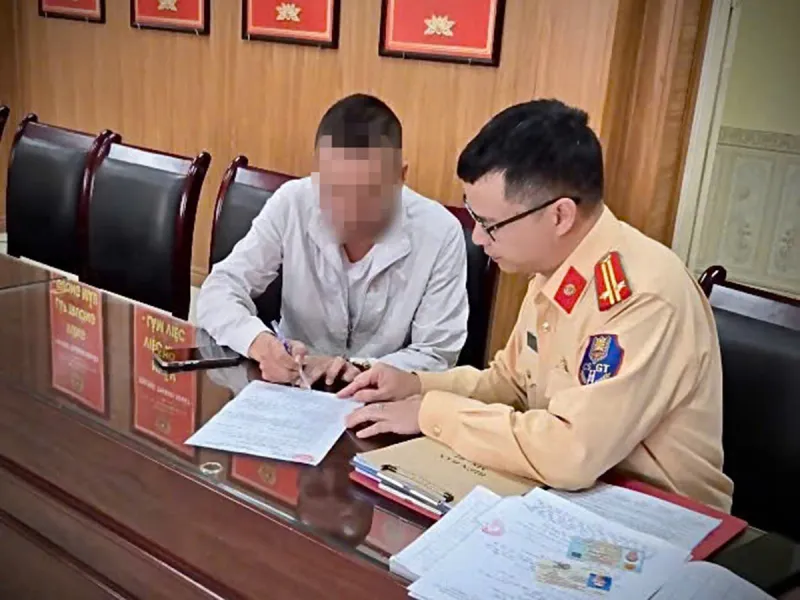 Kh&ocirc;ng nhường đường cho đo&agrave;n xe ưu ti&ecirc;n, t&agrave;i xế xe kh&aacute;ch bị phạt 7 triệu đồng - Ảnh 1.