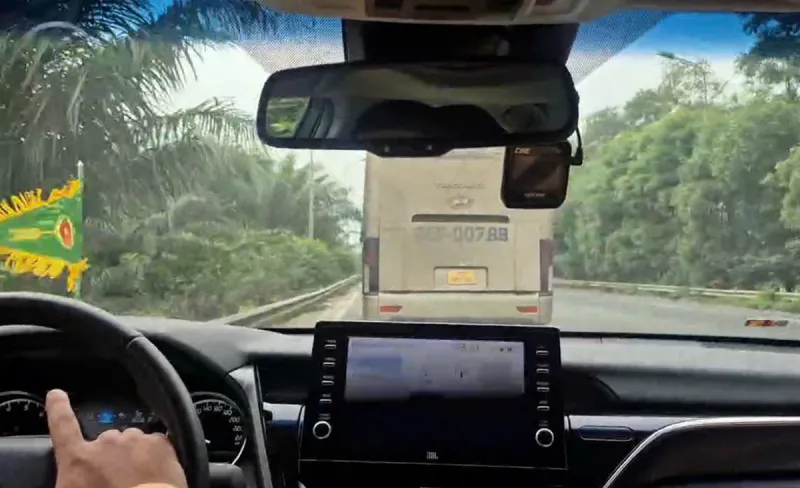 Kh&ocirc;ng nhường đường cho đo&agrave;n xe ưu ti&ecirc;n, t&agrave;i xế xe kh&aacute;ch bị phạt 7 triệu đồng - Ảnh 2.