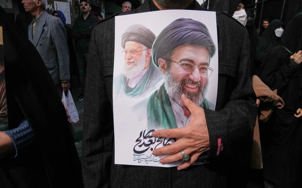 Người dân Iran thể hiện sự ủng hộ đối với tân lãnh tụ tối cao  Ayatollah Mojtaba Khamenei (Ảnh: AP)