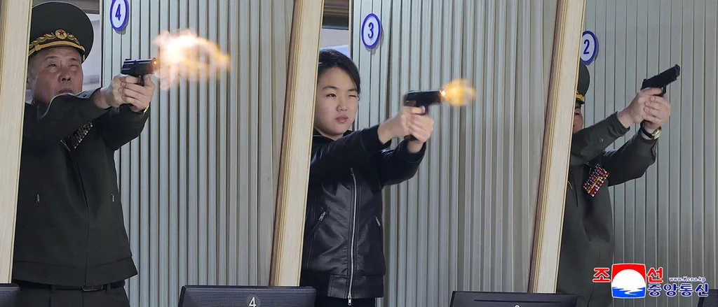 Triều Ti&ecirc;n c&ocirc;ng bố ảnh con g&aacute;i Chủ tịch Kim Jong Un thử s&uacute;ng ngắn  - Ảnh 1.