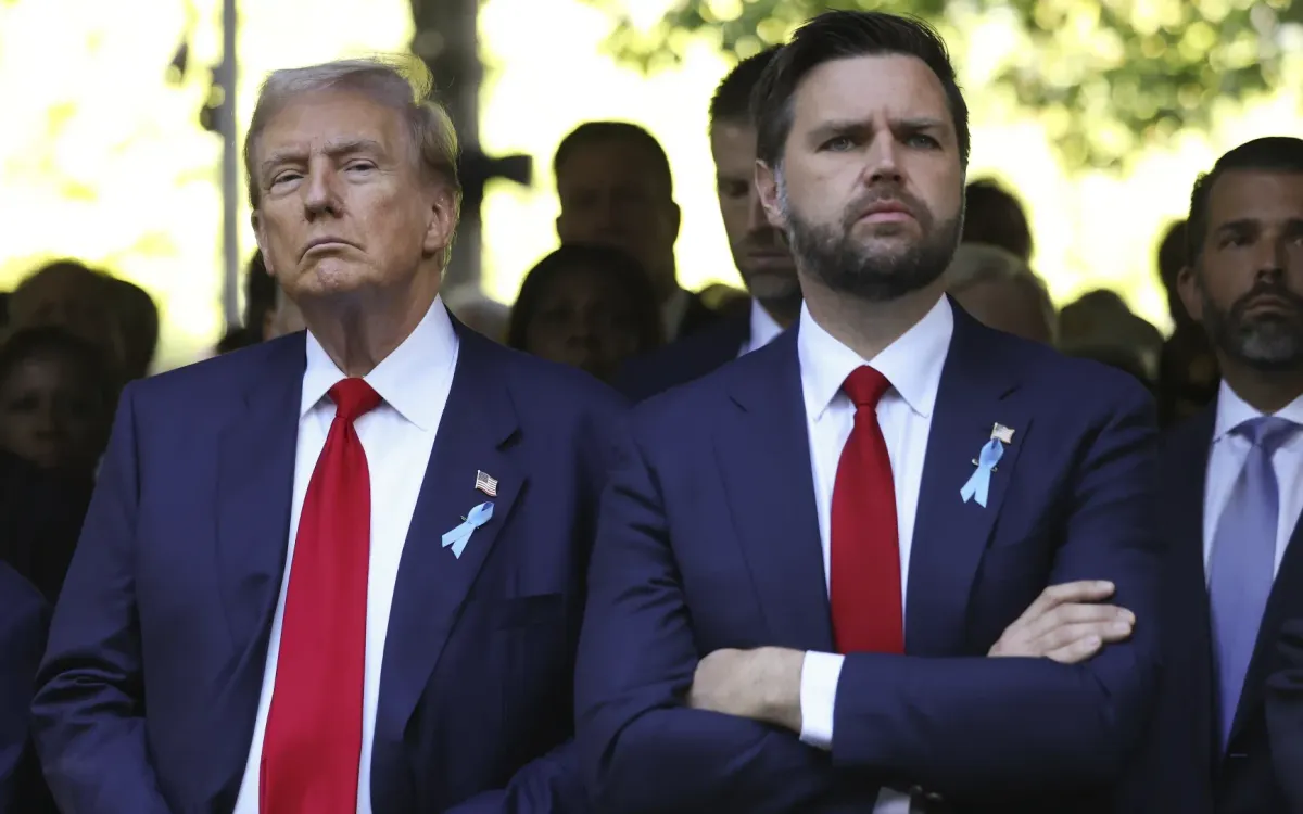 Tổng thống Mỹ Donald Trump (trái) và Phó Tổng thống Mỹ J.D. Vance (Ảnh: AP)