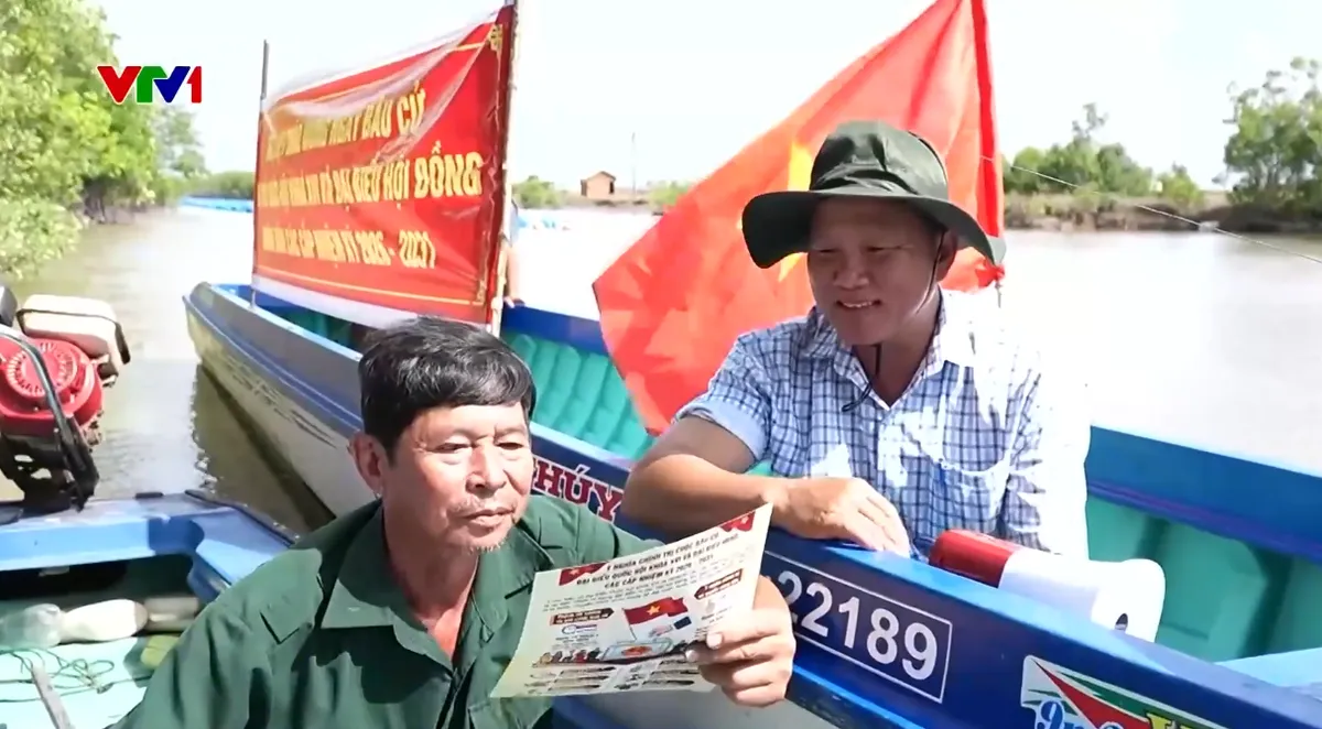 Nhiều địa phương ở v&ugrave;ng Đất Mũi d&ugrave;ng xuồng m&aacute;y gắn loa tuy&ecirc;n truyền bầu cử - Ảnh 1.