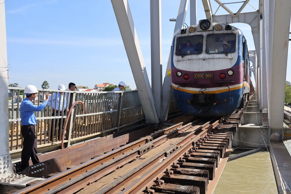 Kiểm so&aacute;t chặt phương tiện qua khu vực cầu Ghềnh trong thời gian khắc phục sự cố- Ảnh 1.