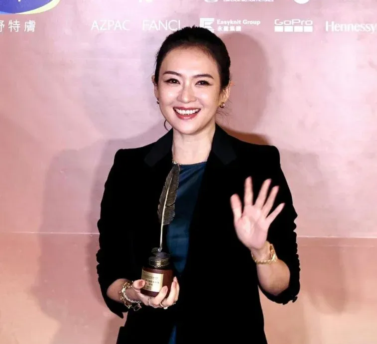 Chương Tử Di nhận giải thưởng ở Hong Kong (Trung Quốc) - Ảnh 1.