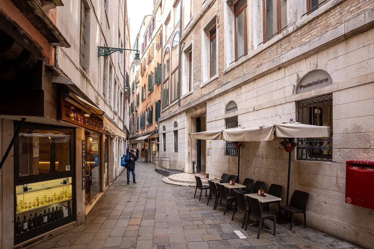 Cung điện thế kỷ XV ở Venice th&agrave;nh kh&ocirc;ng gian triển l&atilde;m cho c&aacute;c t&aacute;c phẩm mỹ thuật Việt Nam. - Ảnh 1.