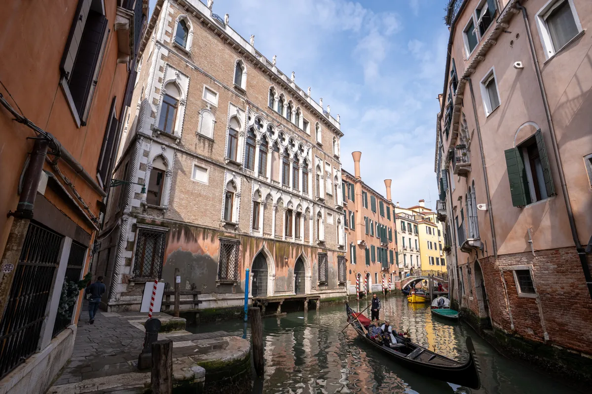 Cung điện thế kỷ XV ở Venice th&agrave;nh kh&ocirc;ng gian triển l&atilde;m cho c&aacute;c t&aacute;c phẩm mỹ thuật Việt Nam. - Ảnh 2.