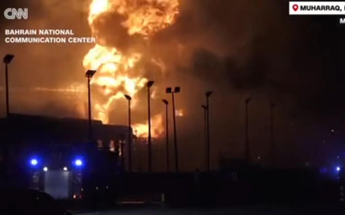 Iran tấn công bể chứa nhiên liệu tại Bahrain, rạng sáng 12/3/2026 (Ảnh: CNN)