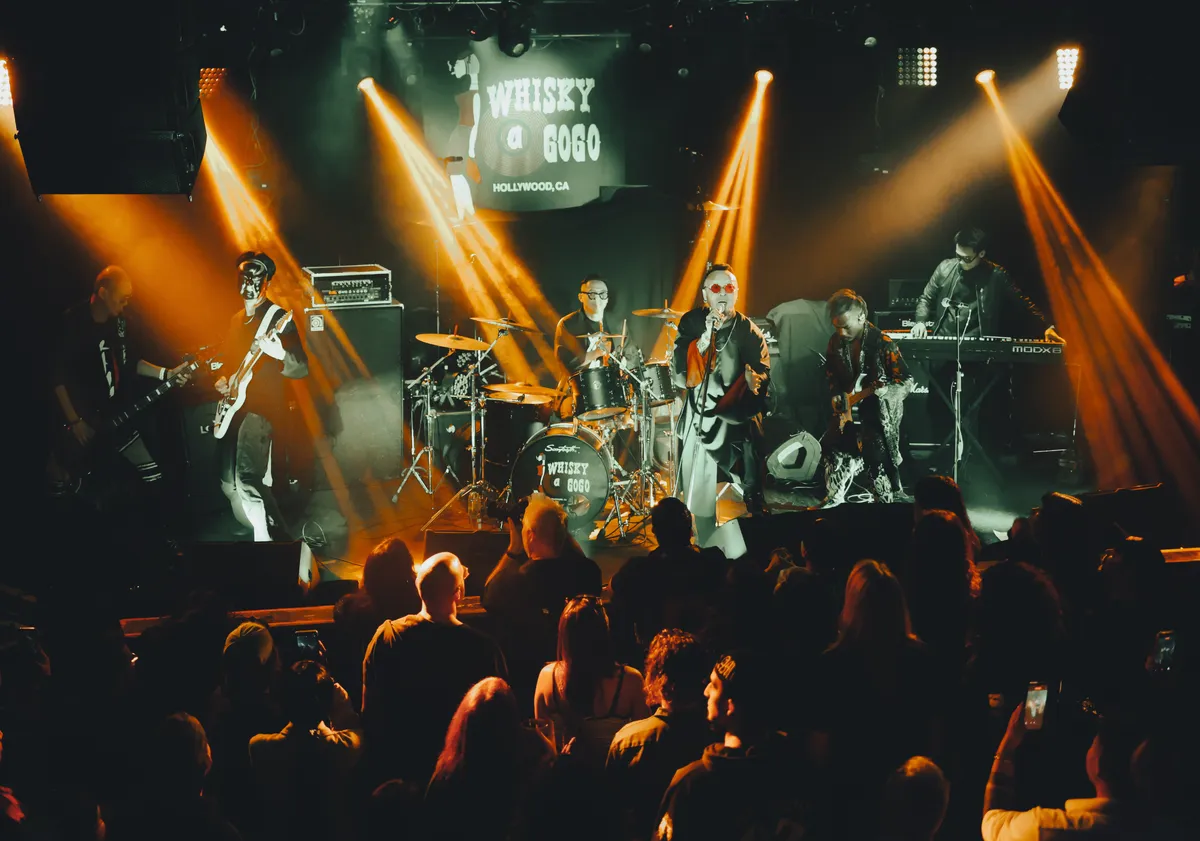 Phi&ecirc;n bản rock kết hợp đ&agrave;n bầu 'Trống cơm' g&acirc;y ch&uacute; &yacute;- Ảnh 5.