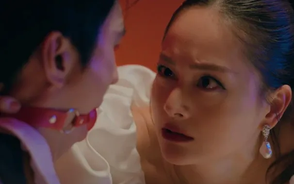 Một trong những cảnh diễn ấn tượng của Lan Phưong và Bình An trong Đồng hồ đếm ngược.