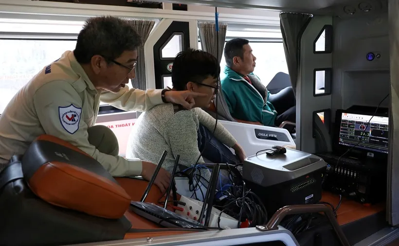 Gắn thiết bị hiện đại l&ecirc;n xe kh&aacute;ch giường nằm 2 tầng để đ&aacute;nh gi&aacute; an to&agrave;n tr&ecirc;n Quốc lộ 6- Ảnh 1.