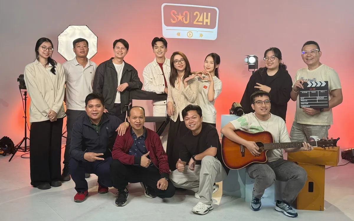 Nhà báo Thành Vũ (thứ 3 từ trái sang) và ê-kíp sản xuất Sao 24g. (Ảnh: NVCC)