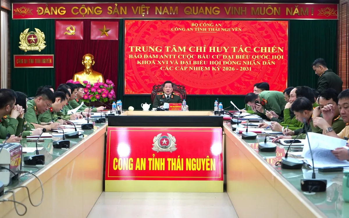 Thiếu tướng Bùi Đức Hải, Giám đốc Công an tỉnh chỉ đạo, điều hành tại Trung tâm chỉ huy tác chiến. Ảnh: CA Thái Nguyên.