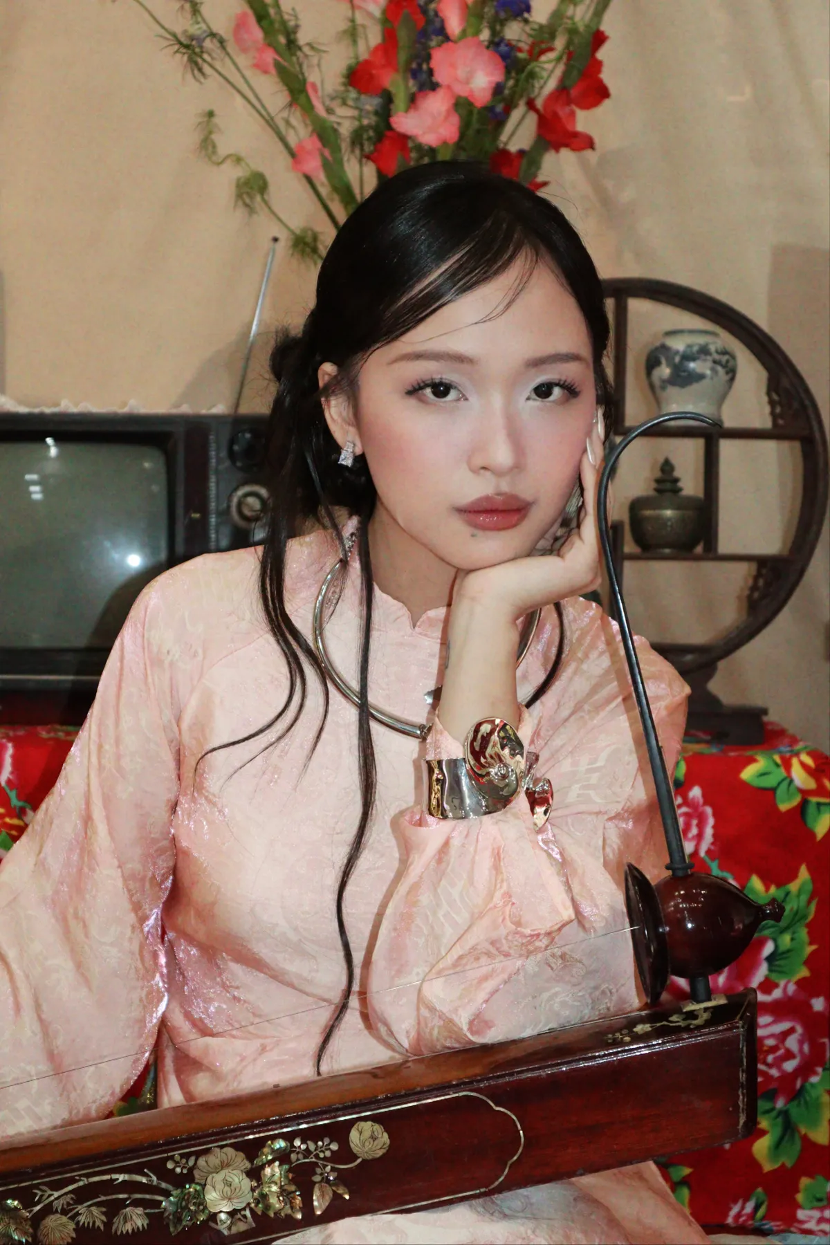 Phi&ecirc;n bản rock kết hợp đ&agrave;n bầu 'Trống cơm' g&acirc;y ch&uacute; &yacute;- Ảnh 1.