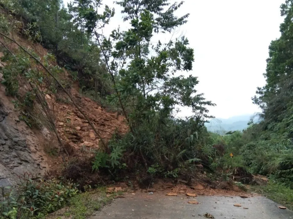 Quảng Ng&atilde;i: Khẩn trương khắc phục sạt lở đường li&ecirc;n x&atilde;, đảm bảo giao th&ocirc;ng phục vụ bầu cử- Ảnh 1.