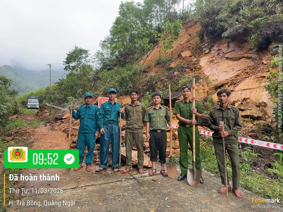 Quảng Ng&atilde;i: Khẩn trương khắc phục sạt lở đường li&ecirc;n x&atilde;, đảm bảo giao th&ocirc;ng phục vụ bầu cử- Ảnh 3.