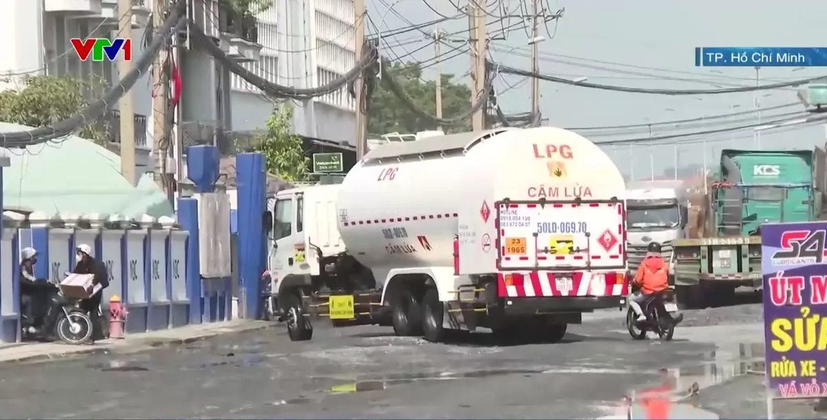 Tuyến đường nguy hiểm do xuống cấp - Ảnh 1.