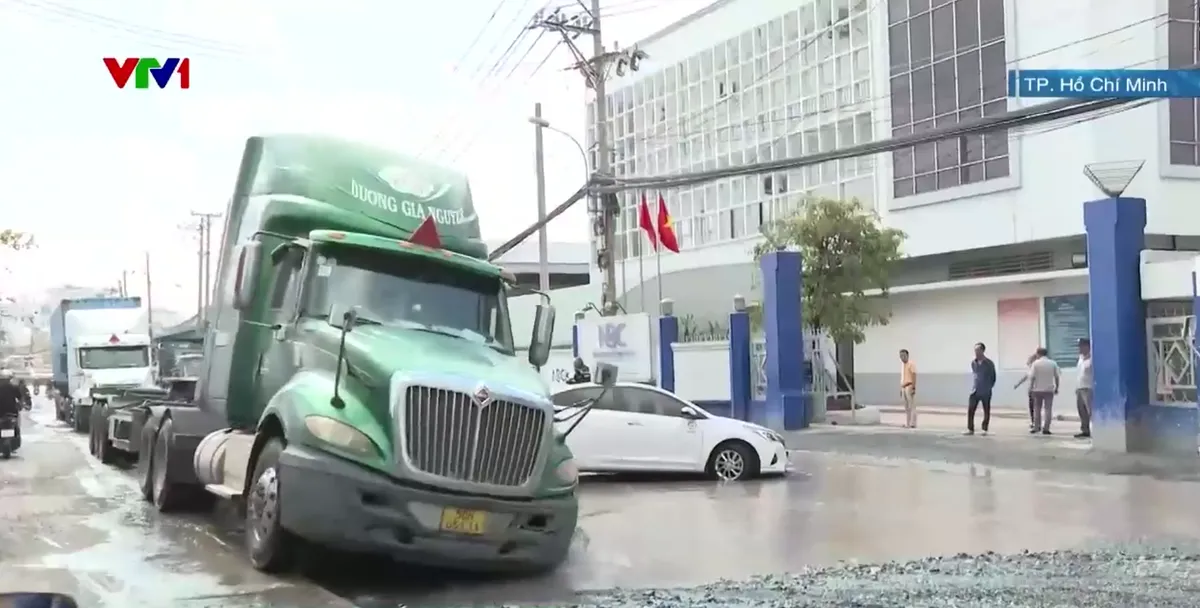 Tuyến đường nguy hiểm do xuống cấp - Ảnh 3.