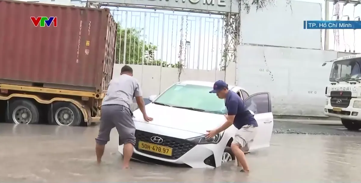 Tuyến đường nguy hiểm do xuống cấp - Ảnh 2.