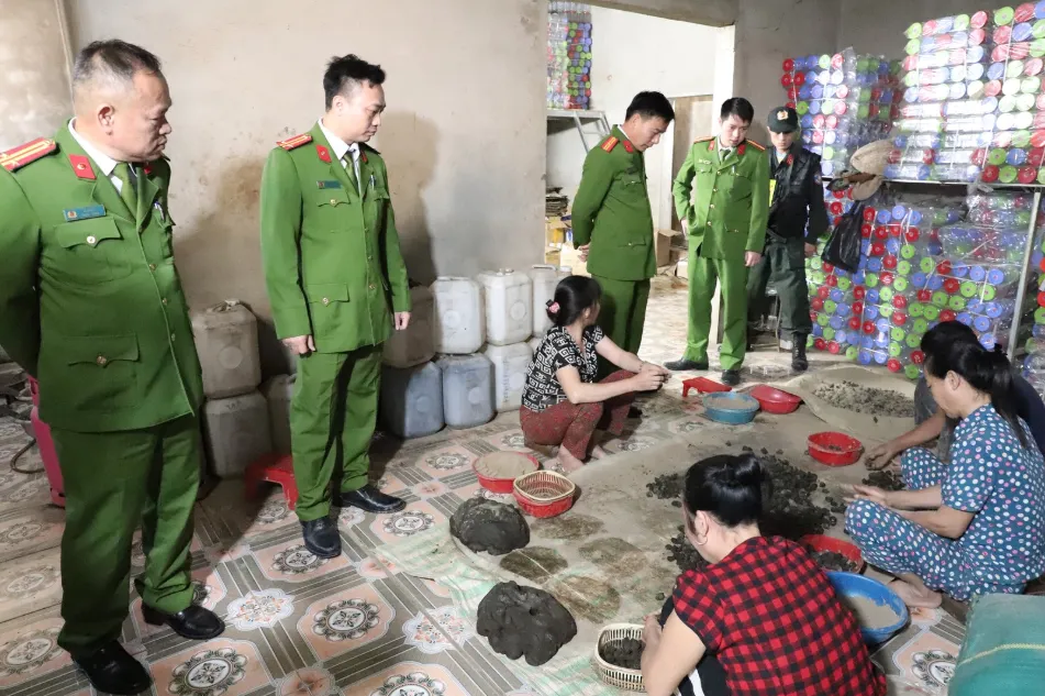 Chi&ecirc;u tr&ograve; sản xuất thuốc giả: Trộn t&acirc;n dược, gắn m&aacute;c &ldquo;đ&ocirc;ng y gia truyền&rdquo; để b&aacute;n tr&ecirc;n mạng- Ảnh 8.