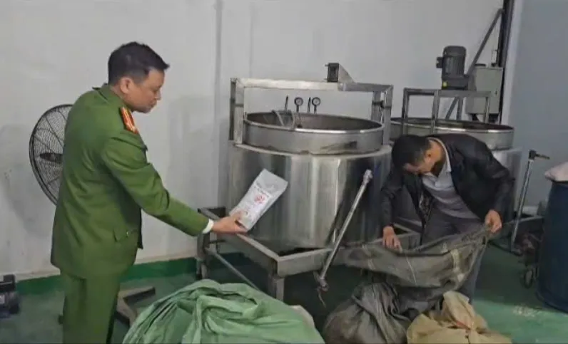 Chi&ecirc;u tr&ograve; sản xuất thuốc giả: Trộn t&acirc;n dược, gắn m&aacute;c &ldquo;đ&ocirc;ng y gia truyền&rdquo; để b&aacute;n tr&ecirc;n mạng- Ảnh 3.