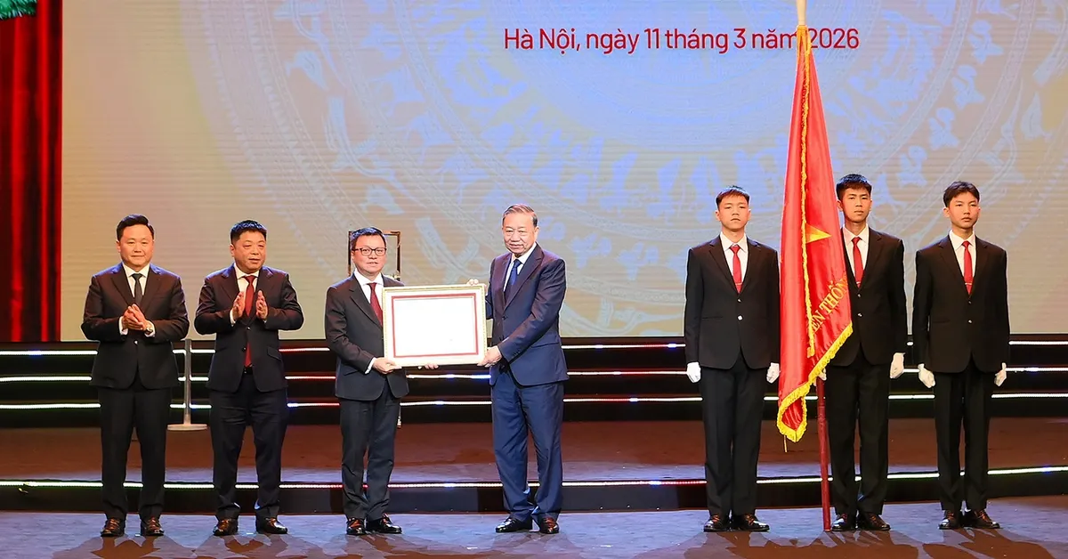 Tổng B&iacute; thư T&ocirc; L&acirc;m dự lễ kỷ niệm 75 năm B&aacute;o Nh&acirc;n D&acirc;n ra số đầu, trao Hu&acirc;n chương Lao động hạng Nhất- Ảnh 1.