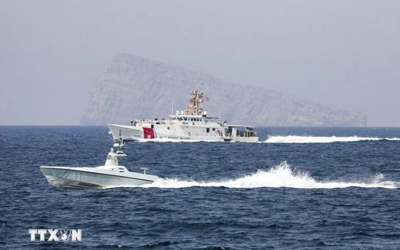 Tàu di chuyển tại Eo biển Hormuz (Ảnh: IRNA/TTXVN)