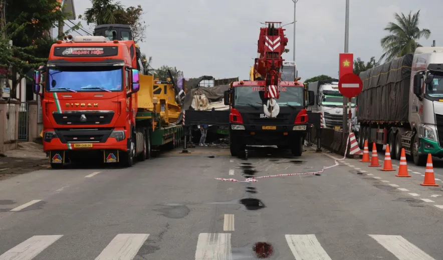 Xe tải t&ocirc;ng xe đầu k&eacute;o dừng b&ecirc;n đường ở Quảng Ng&atilde;i, 1 người tử vong  - Ảnh 2.