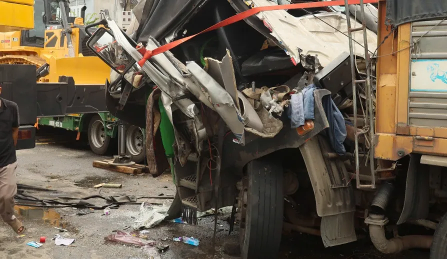 Xe tải t&ocirc;ng xe đầu k&eacute;o dừng b&ecirc;n đường ở Quảng Ng&atilde;i, 1 người tử vong  - Ảnh 1.