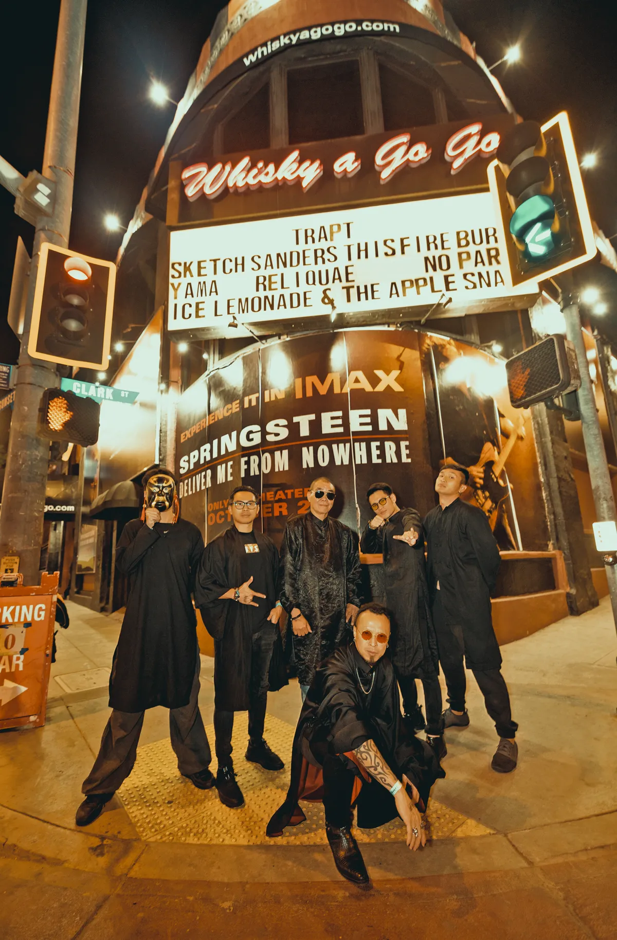 Phi&ecirc;n bản rock kết hợp đ&agrave;n bầu 'Trống cơm' g&acirc;y ch&uacute; &yacute;- Ảnh 4.