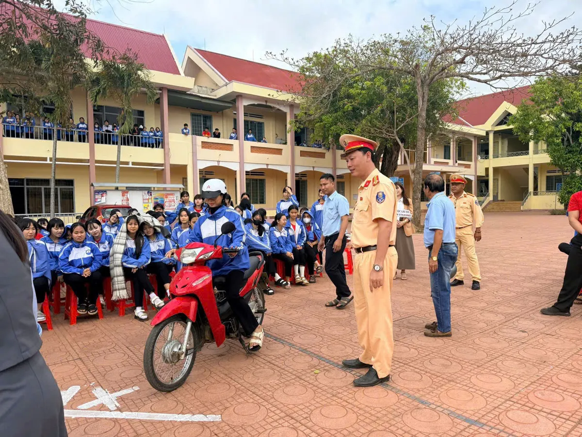 Cảnh s&aacute;t giao th&ocirc;ng Đắk Lắk tăng cường tuần tra, bảo đảm an to&agrave;n giao th&ocirc;ng phục vụ bầu cử- Ảnh 2.