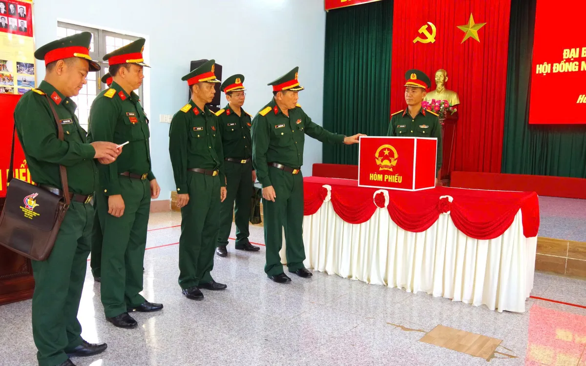 Đại tá Đinh Văn Hưng kiểm tra phòng bỏ phiếu.