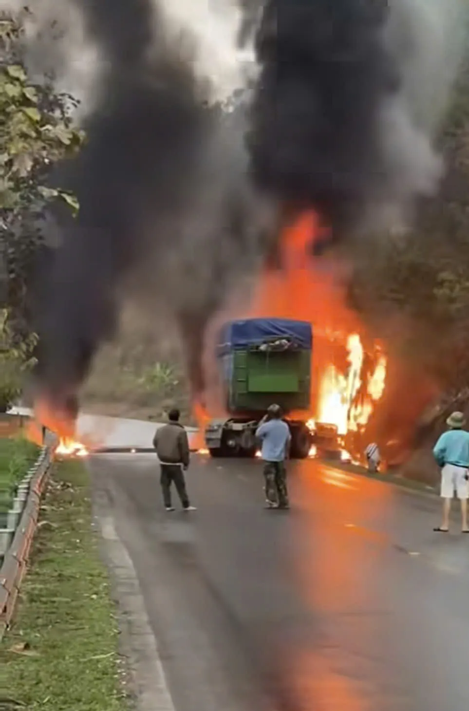 Xe đầu k&eacute;o bốc ch&aacute;y khi đang lưu th&ocirc;ng tr&ecirc;n Quốc lộ 6, giao th&ocirc;ng tắc nghẽn nhiều giờ  - Ảnh 1.