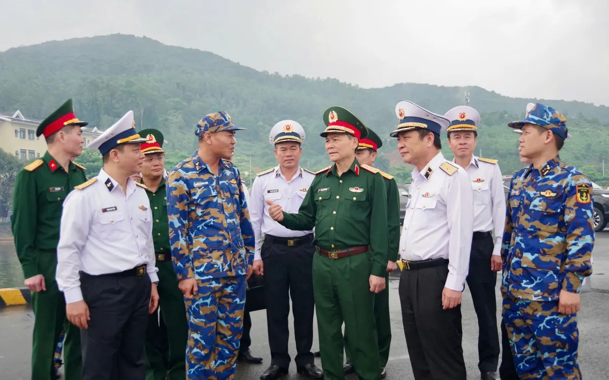 Thượng tướng Phạm Trường Sơn kiểm tra Lữ đoàn 172 (Vùng 3 Hải quân).