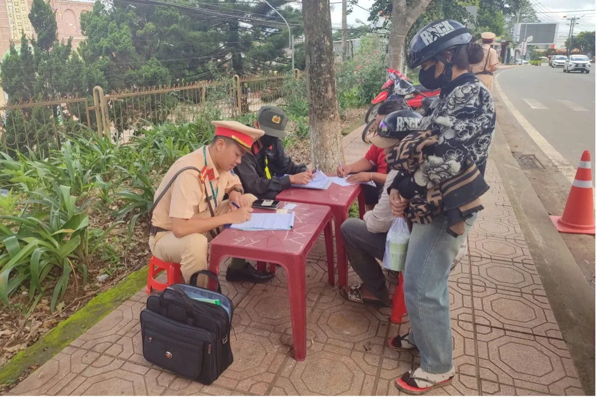 Lâm Đồng tăng cường bảo đảm trật tự, an toàn giao thông phục vụ bầu cử - Ảnh 2.