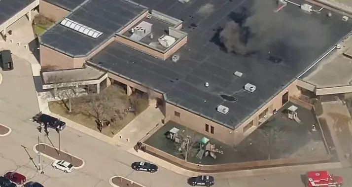 Lao xe v&agrave;o gi&aacute;o đường Do Th&aacute;i ở Michigan (Mỹ)  - Ảnh 1.