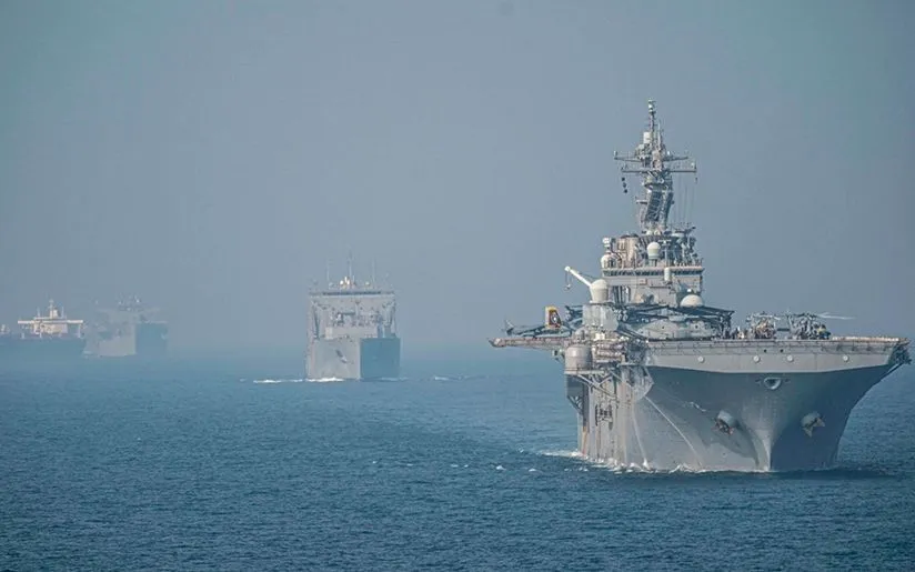 Tàu đổ bộ tấn công USS Essex và tàu hậu cần Mỹ đi qua eo biển Hormuz, tháng 9/2021 (Ảnh minh họa: US Navy) 