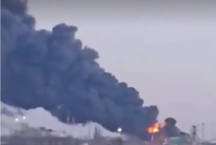 Ukraine tấn c&ocirc;ng UAV v&agrave;o v&ugrave;ng Krasnodar của Nga g&acirc;y thương vong v&agrave; ch&aacute;y lớn - Ảnh 1.