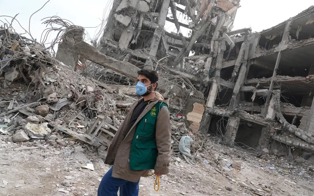 Tòa chung cư ở Tehran, Iran bị hư hại trong chiến dịch không kích của Mỹ và Israel, ngày 12/3/2026 (Ảnh: AP)