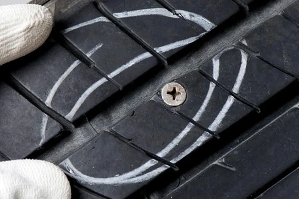 Lốp &ocirc; t&ocirc; d&iacute;nh đinh xẹp ho&agrave;n to&agrave;n, bơm kh&ocirc;ng l&ecirc;n hơi: Xử l&yacute; thế n&agrave;o?- Ảnh 1.