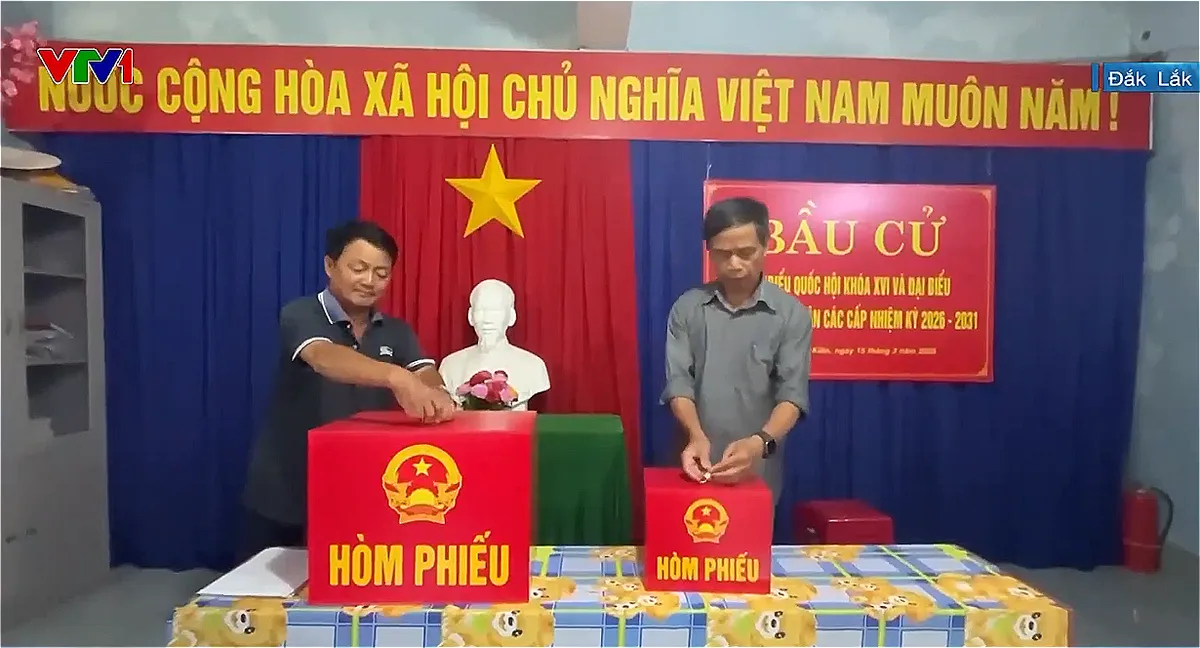 Tổ bầu cử tại Đắk Lắk tất bật chuẩn bị cho ngày hội toàn dân - Ảnh 1.