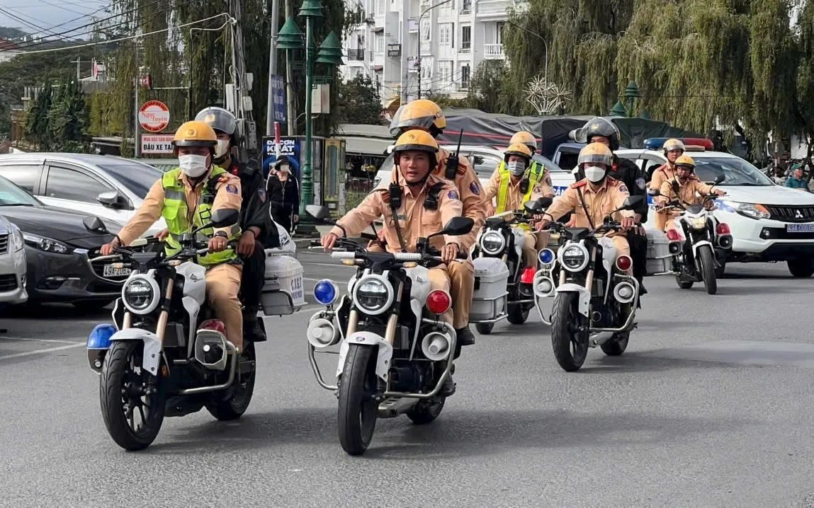 Phòng Cảnh sát giao thông, Công an tỉnh Lâm Đồng đồng loạt ra quân, tổ chức tuần tra khép kín địa bàn, giữ bình yên các tuyến đường phục vụ cuộc bầu cử.

