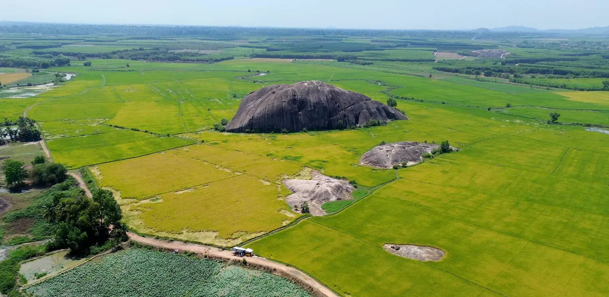 Đ&aacute; chữ thập: Điểm check-in độc đ&aacute;o giữa c&aacute;nh đồng ở Ph&uacute; H&ograve;a - Đồng Nai- Ảnh 1.
