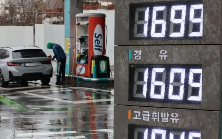 Giá xăng dầu được niêm yết tại trạm xăng ở Seoul, Hàn Quốc. (Nguồn: Yonhap/TTXVN)