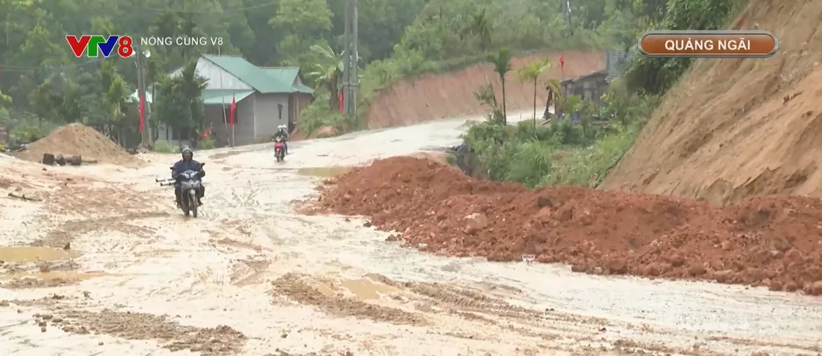 Quảng Ngãi: Thi công tỉnh lộ chậm tiến độ, người dân đi lại khó khăn- Ảnh 2. Quảng Ngãi: Thi công tỉnh lộ chậm tiến độ, người dân đi lại khó khăn- Ảnh 2.